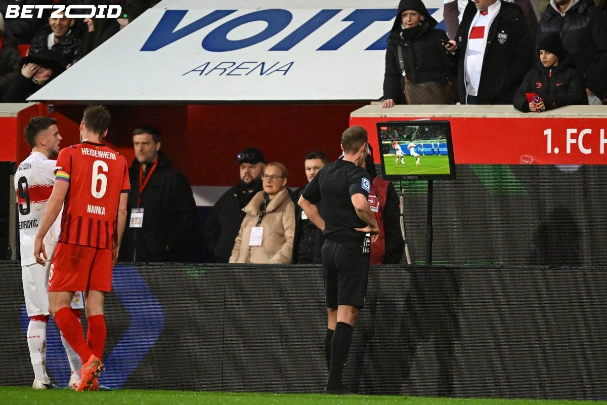 Neue Fußballregeln: Zeitlimits & VAR-Änderungen ab Juli 2025